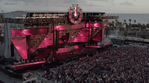 Online Listing Greatest Singers Having Historical Moments in Online Concert Events